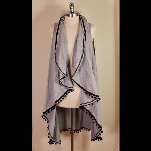 POMPOM Vest - Picture 2 of 3